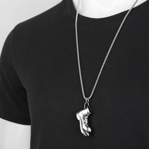 Collier hip hop avec pendentif botte en acier titane sur chaîne à mailles carrées