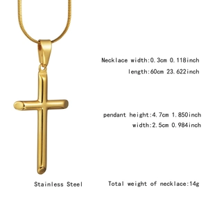 Détails montrant les dimensions du pendentif croix dorée et chaîne serpent en acier