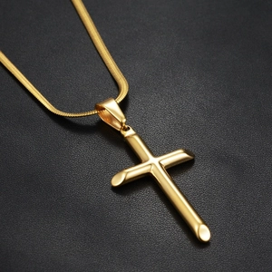 Collier avec pendentif croix en acier inoxydable doré poli et chaîne serpent sur noir
