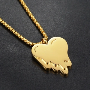Collana hip-hop con ciondolo a cuore fuso dorato e design in metallo lucido a doppio strato