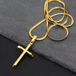 Collier chaîne serpent dorée avec pendentif croix cylindrique minimaliste sur pierre