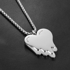 Dettaglio del ciondolo a cuore fuso in argento con design a doppio strato su pelle