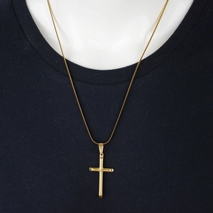 Collier classique avec pendentif croix dorée en acier inoxydable sur t-shirt noir et mannequin