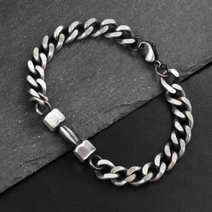 Nahaufnahme eines Herren-Hantelarmbands aus gebürstetem Edelstahl im Industrial-Stil
