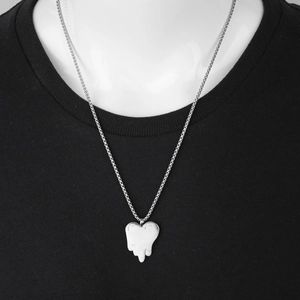 Collana con ciondolo a cuore fuso in argento stile hip hop su modella di moda street
