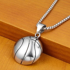 Collar con colgante de baloncesto plateado estilo hip hop en acero de titanio fino