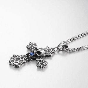 Détail du collier croix gothique en acier inoxydable avec crâne et pierre bleue