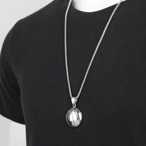 Collar hip hop con colgante de medio baloncesto en acero de titanio plateado para hombre