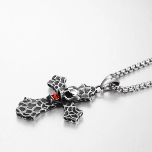 Détail du collier croix gothique avec motif crâne et gemme rouge sur chaîne à billes