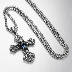 Collier croix gothique avec tête de mort, cristal bleu et finition argentée vieillie