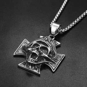 Makroaufnahme von gotischem Totenkopf-Kreuz-Anhänger mit Antik-Finish auf Boxkette