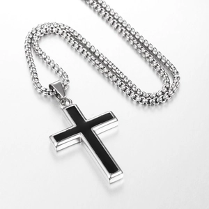Collier avec pendentif croix en acier inoxydable argenté et incrustation d'émail noir