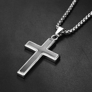 Collier avec pendentif croix en acier titane argenté poli avec incrustation noire sur cuir