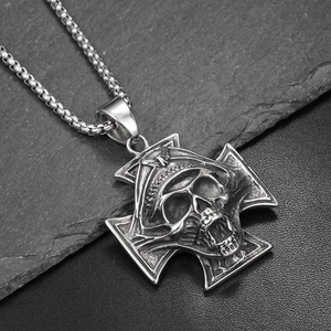Gotische Punk-Totenkopf-Halskette mit Eisernem Kreuz und Militärhut in Vintage-Silber-Optik