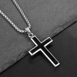 Pendentif croix noire hip-hop avec chaîne box argentée pour hommes sur fond pierre