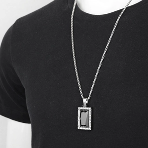 Collier argenté style hip hop avec pendentif en pierre noire carrée et bordure vintage gravée