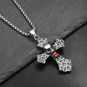 Collier croix crâne style gothique avec pierre rouge et chaîne à mailles box
