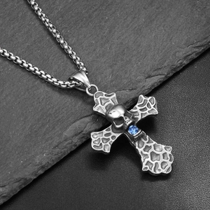 Détail du collier croix gothique en acier inoxydable avec crâne et zircon bleu sur pierre