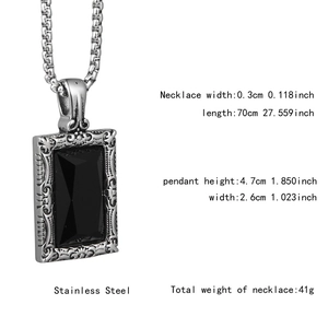 Vue détaillée du pendentif rectangulaire en pierre noire avec cadre en relief en acier inox