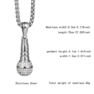 Dimensions détaillées du pendentif microphone en acier argenté avec pierres blanches