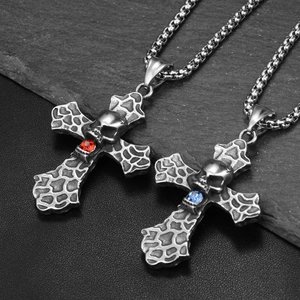 Collier croix gothique en acier inoxydable avec crâne et pierres rouge et bleue