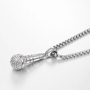 Collier hip hop avec pendentif microphone argenté serti de cristaux et chaîne box