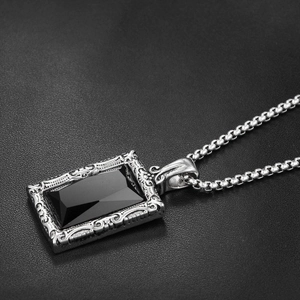 Pendentif hip hop avec pierre noire et cadre argenté gravé de style vintage rétro