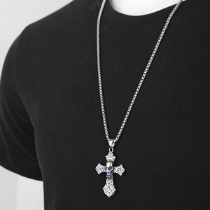 Collier croix tête de mort gothique avec gemme bleue sur chaîne argentée portée
