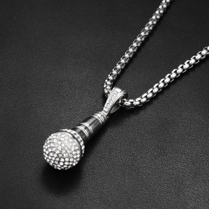 Détail du collier pendentif micro hip hop avec des cristaux de strass étincelants