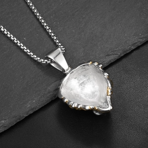Vue macro du pendentif lion argent et or avec gravure ondulée sur pierre noire