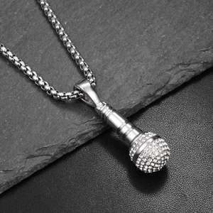 Vue macro d'un pendentif micro hip hop serti de cristaux sur chaîne box