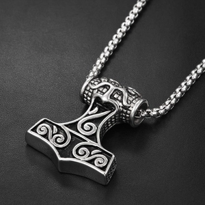 Collier pendentif Marteau de Thor Mjölnir nordique en acier titane vintage pour hommes et femmes