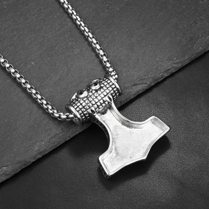 Détail du pendentif Marteau de Thor Mjölnir en acier argenté poli avec poignée texturée