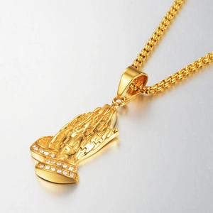 Collier hip hop doré mains en prière avec relief de croix et pierres de zircon