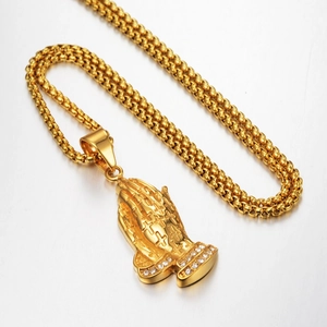 Collier mains en prière dorées style hip hop avec motifs croix et faux diamants