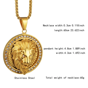 Detailweergave van de gouden leeuwenkop hanger met zirkonia van roestvrij staal