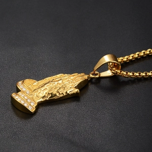 Collier hip hop mains en prière dorées avec motifs de croix et zircons blancs