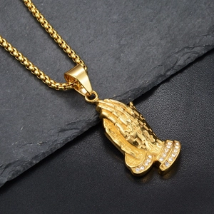 Pendentif mains en prière doré style hip hop avec relief croix et zircon sur ardoise