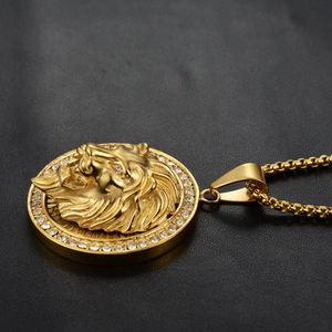 Macro detail van 18K gouden leeuwenkop hanger met fonkelende witte zirkonia steentjes