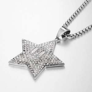Colgante estrella hip hop con pavé de circonitas y número 00 en cadena box de plata fina