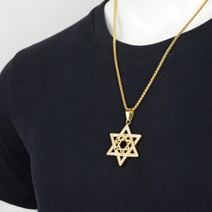 Collana esagonale hip hop placcata in oro con pietre di zircone scintillanti su t-shirt nera