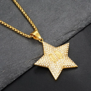 Macro de colgante de estrella dorada con número 11 y pavé de pedrería brillante