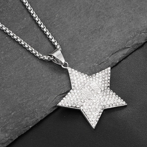 Detalle macro del colgante de estrella hip-hop con circonitas brillantes sobre fondo de piedra