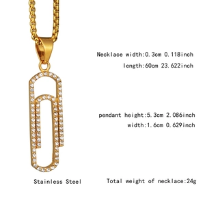 Détails et dimensions du collier pendentif trombone doré avec zircons incrustés