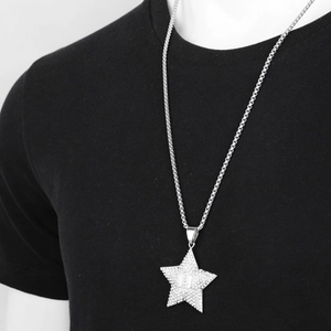 Collar hip hop de estrella plateada con pavé de cristales y número 88 en camiseta negra