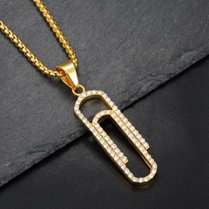 Collier avec pendentif épingle de sûreté dorée et cristaux blancs sur chaîne box