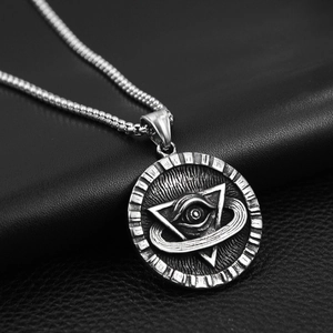 Vue détaillée du pendentif triangle œil de lion oxydé sur un fond en cuir noir texturé