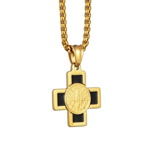 Goldene St. Benedikt Kreuzkette mit schwarzem Inlay und quadratischer Perlenkette für Herren