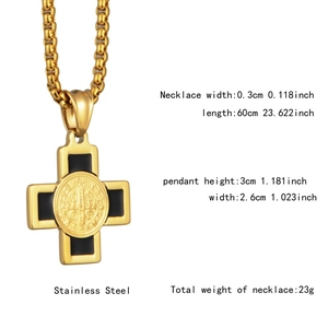 Makroaufnahme von Kreuzanhänger aus Gold-Edelstahl mit runder St. Benedikt-Medaille