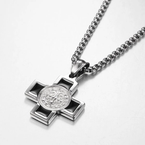 Makroaufnahme des silbernen St. Benedikt Kreuzanhängers aus Edelstahl mit Emaille-Inlay
